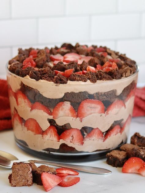 Strawberry Brownie Trifle - Sweet Girl Treats Brownie Strawberry Dessert, Brownie Layered Desserts, Oreo Trifle Desserts, Date Night Desserts For Two, Brownie Trifle Recipes, Thanksgiving Trifle Desserts, Dessert Trifle Recipes, Butterfinger Trifle, Trifle Ideas