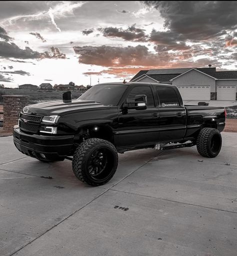 Lbz Duramax Chevy, Lifted Chevy S10, Blacked Out Chevy Silverado, Black Lifted Trucks, Dream Trucks Chevy, Cateye Trucks, Chevy Duramax Diesel, 2004 Chevy Silverado 1500, Chevy Cateye