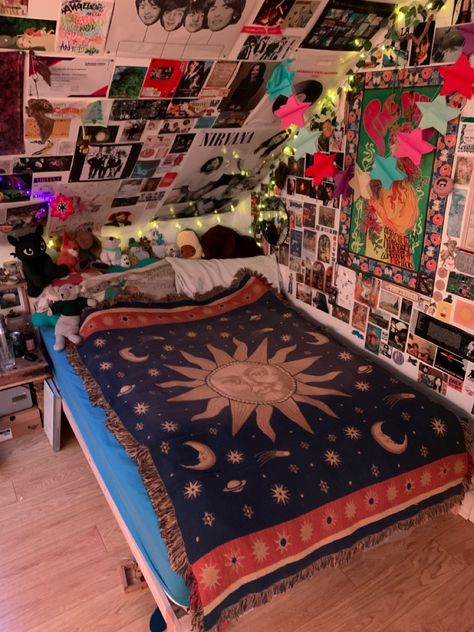 90s Teenage Room Aesthetic, 90s Witch Aesthetic Room, Small Bedroom Grunge, Grunge Bed Ideas, Y2k Bed Sheets, 2000s Grunge Bedroom, Grunge Bedsheets, Clean Grunge Room, 2000s Bedroom Aesthetic Grunge