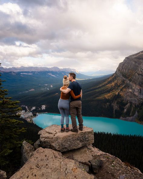 Banff during the Fall is one of the most magical times to visit. Imagine turquoise lakes mixed with golden trees and a sprinkling of snow. It's an actual dream! Banff Fall, Banff Elopement, Fall Road Trip, Banff Alberta, Golden Tree, Trip Itinerary, Road Trip Itinerary, Reading Time, Alberta Canada