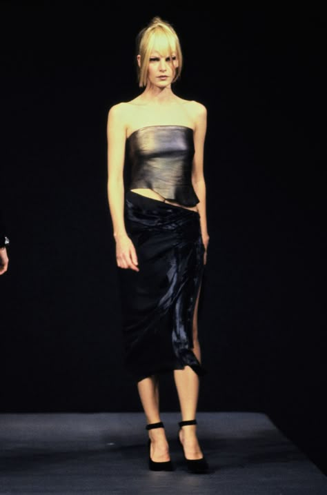 Martine Sitbon Fall 1997 Ready-to-Wear https://www.vogue.com/fashion-shows/fall-1997-ready-to-wear/martine-sitbon/slideshow/collection#78 Yohji Yamamoto 90s, Martine Sitbon, 90s Early 2000s Fashion, Going Out Outfit, Early 2000s Fashion, Archive Fashion, Going Out Outfits, Material Girls, Runway Models