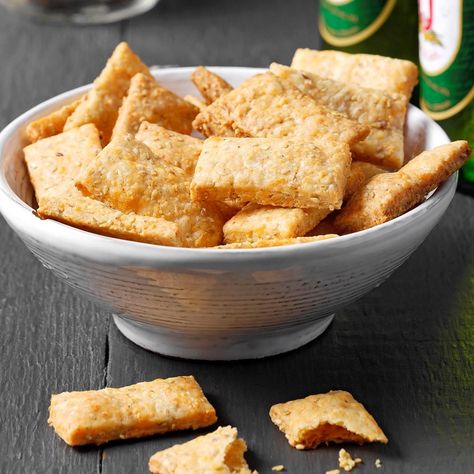 Sesame Cheese Crackers Sesame Cheese Crackers, Holidays Snacks, Xmas Apps, Reindeer Snack, Xmas Snacks, Homemade Crisps, Savory Crackers, Sesame Crackers, Cheese Cracker Recipe