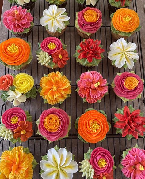 Summer Flower Cupcakes, Tropical Flower Cupcakes, Wildflower Cupcakes, Flower Cupcake Cake, Bridal Cupcakes, Tropical Cupcakes, Cupcake Flower Bouquets, Floral Dessert, Spring Cupcakes