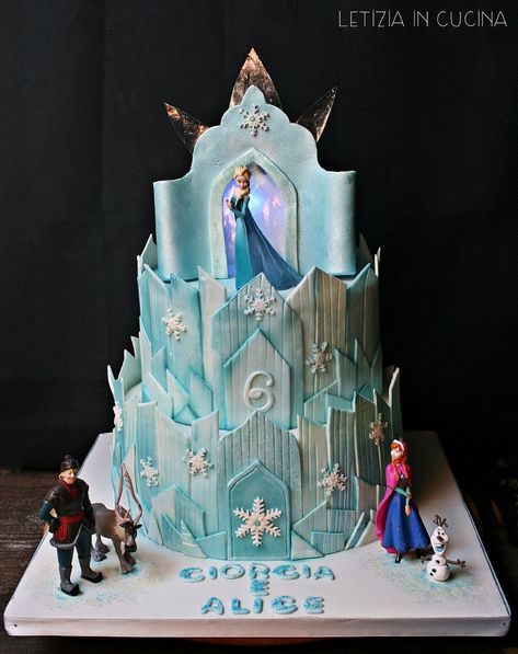 Frozen Castle Cake, Elsa Torte, Frozen Birthday Party Cake, Frozen Themed Party, Frozen Castle, Disney Frozen Birthday Party, Elsa Cakes, Frozen Birthday Theme, Princess Theme Birthday