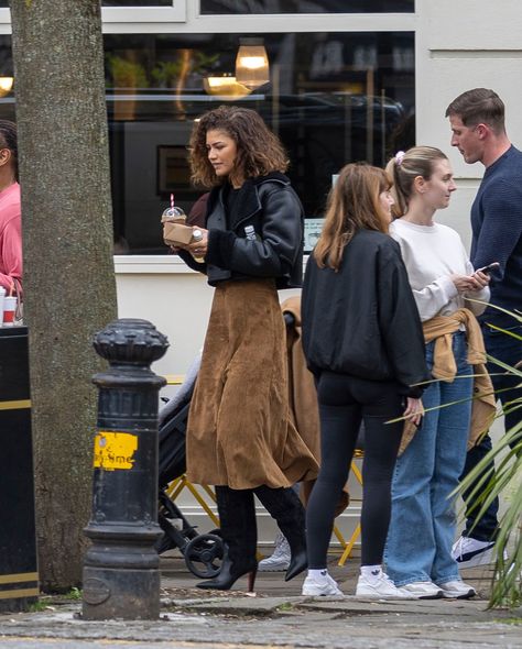 Zendaya Winter Outfits, Suede Midi Skirt Outfit, Zendaya Skirt Outfit, Zendaya Dark Autumn, Spring Brown Suede Boots, Zendaya Everyday Outfits, Zendaya Paris Fashion Week, Zendaya Twitter, Suede Skirt Outfit