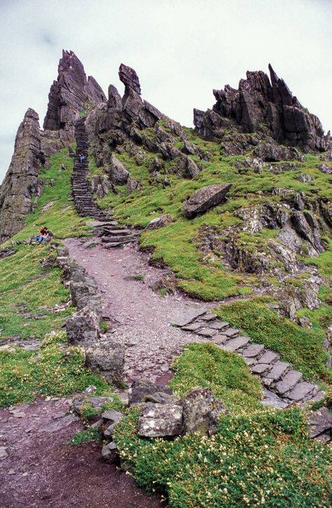 Skellig Islands, off the Southwestern coast of Ireland, County Kerry. Famous natural rock formations, ancient hermit ruins, Gannets, and Puffins! Celtic Revival Art, Scottish Ruins, Apocalypse Reference, Ladder Staircase, Skellig Islands, Celtic Aesthetic, Fairy City, Landscapes For Painting, Crown Of Stars