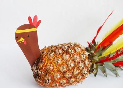 What a fun and unique idea for Thanksgiving! Pineapple Turkey Centerpiece, Thanksgiving Paper Crafts, Turkey Pineapple, Pineapple Turkey, Pilgrim Crafts, Thanksgiving Food Crafts, Turkey Head, Turkey Table, Diy Turkey