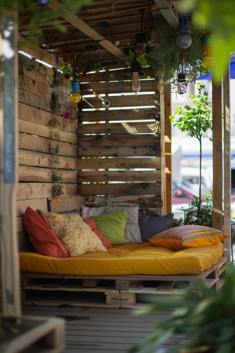 Small Patio Ideas with Pallets - Quiet Minimal Pallets Patio Furniture, Pallet Furniture Outdoor Balcony, Diy Outdoor Furniture With Pallets, Backyard Patio Small Space, Palet Patio Idea, Cozy House Backyard, Outdoor Seating Ideas Diy, Small Backyard Furniture Ideas, Hostel Decorations Ideas