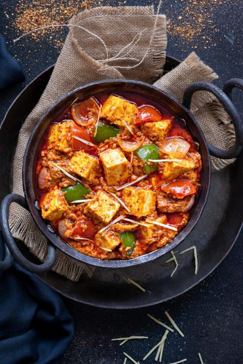 Close up shot of Kadai Paneer gravy served in small black karahi, some ginger juliennes and spice powder spread around. Karahi Paneer Recipe, Paneer Kadai Recipe, Paneer Recipe Video, Kadai Paneer Recipe, Paneer Gravy, Kadai Paneer, Veggie Mains, Bar Restaurant Design, Architecture Restaurant