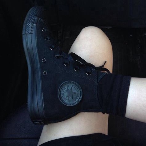 Converse Noir, All Black Converse, Neo Grunge, Foto Glamour, Black High Top Converse, All Stars Converse, Black Converse, Soft Grunge, Shoe Obsession