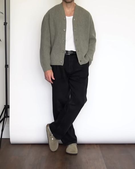 Men In Knitted Sweaters, Men’s Cardigan Outfit Black, Black Carpenter Pants Outfit Men, Men Cardigan Outfit Aesthetic, Mens Cardigan Outfit Streetwear, Male Cardigan Outfit, Black Cardigan Outfit Men, All Star Outfit Men, Men’s Cardigan Outfit