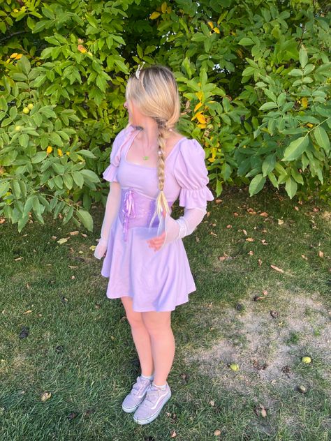 Diy Repunzal Costume Women, Easy Rapunzel Costume, Rapunzel Halloween Costume Women, Diy Tangled Costume, Diy Rapunzel Costume Women, Tangled Costume Adult, Tangled Outfit Ideas, Rapunzel Costume Ideas, Adult Rapunzel Costume