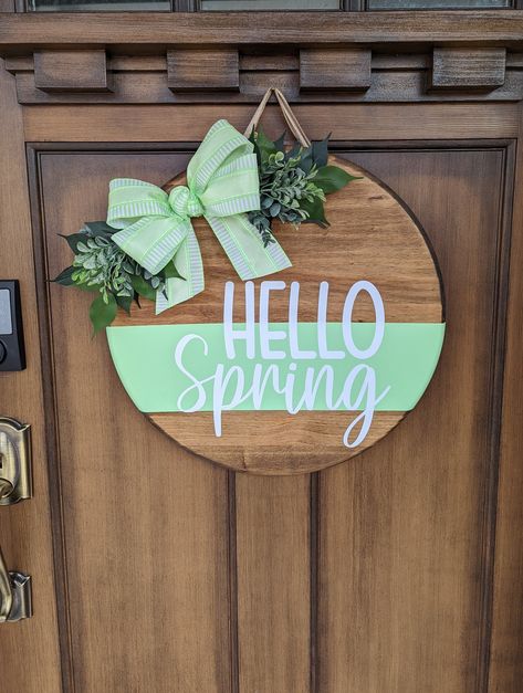 Spring Welcome Sign, Welcome Signs Front Door, Welcome Door Hanger, Door Hangers Diy, Door Signs Diy, Wooden Door Signs, Round Wood Sign, Wood Door Hangers, Front Door Signs