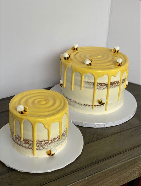 Bolo Tumblr, Bee Cakes, Cute Baking, Simple Birthday Cake, Pretty Birthday Cakes, Cute Birthday Cakes, Just Cakes, Deilig Mat, Cute Desserts