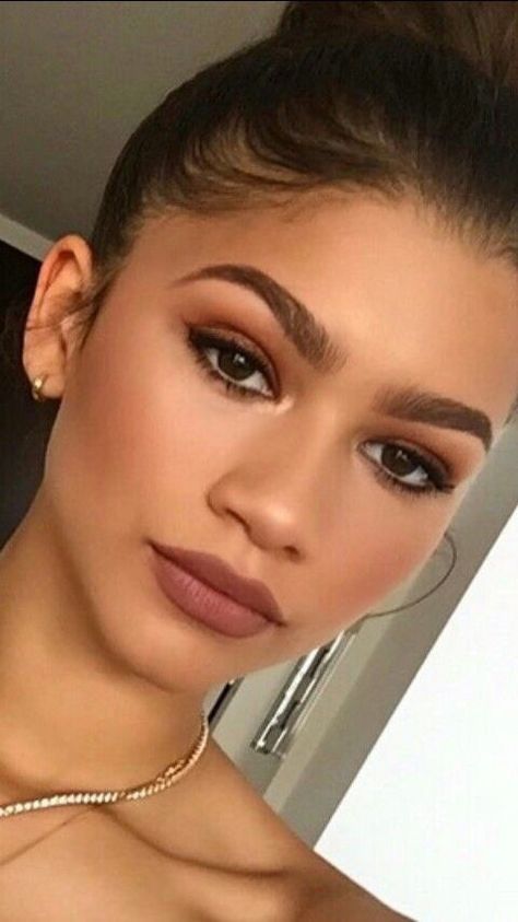 Eyebrows Zendaya Makeup, Make Up Guide, Monochromatic Makeup, Natural Makeup Remover, Natural Prom Makeup, Makeup Pengantin, Brown Lipstick, Smink Inspiration, Makeup Tricks