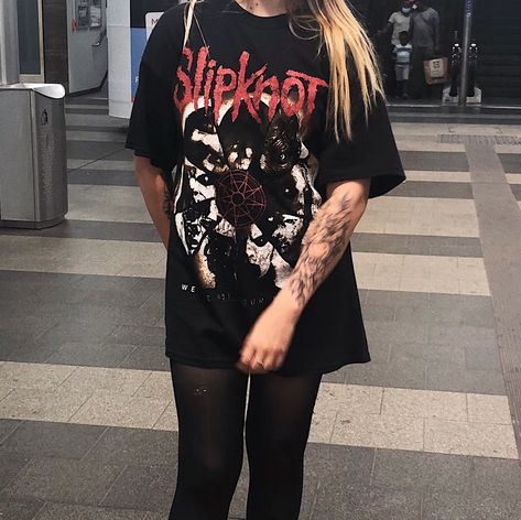 Slipknot Outfit Slipknot Tshirt Outfits, Metal Shirt Outfit, Slipknot Shirt Outfit, Slipknot Outfit Ideas, Slipknot Outfits, Band Merch Outfits, Slipknot Shirt, Oversized Black T Shirt, Oversize Tshirt Outfits