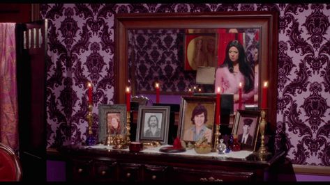 The Love Witch UK 8 — Postimages Love Witch Decor, The Love Witch Decor, The Love Witch House, Witch Home Aesthetic, Witch Apartment, Lana Hair, Anna Biller, The Love Witch Movie, Whimsigoth Witch