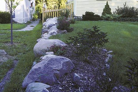 Shared Driveway Divider Ideas, Front Yard Separation From Neighbor, Yard Separation Ideas From Neighbors, Property Line Landscaping Front Yards, Yard Divider Ideas Neighbor, Yard Grading, Landscape Curbing, Side Yard Landscaping, Garden Patio Decor