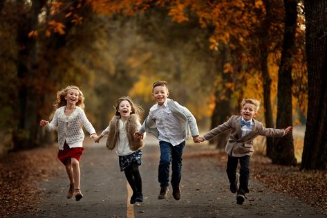 Large Family Photo Shoot Ideas Christmas, Fall Cousins Photoshoot, Cousin Fall Picture Ideas, 4 Kids Poses For Pictures, Kids Fall Picture Ideas, Kids Photographer Ideas, Little Kid Photoshoot Poses, 5 Kids Photoshoot, 4 Siblings Picture Ideas Older