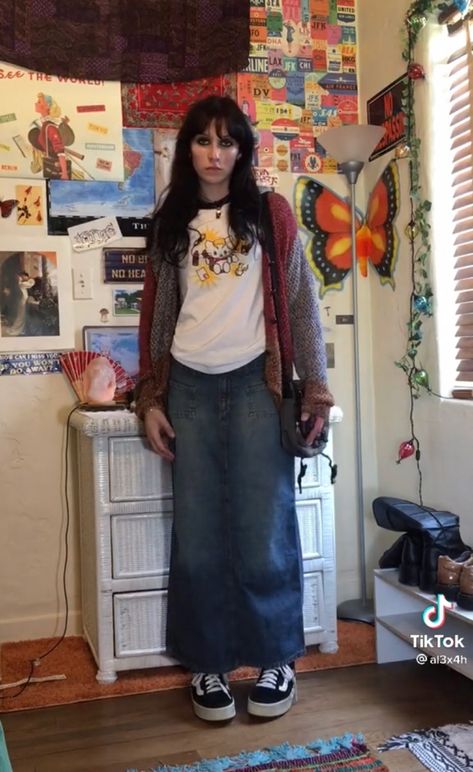 90s Maxi Skirt Outfit, Midi Jean Skirt Outfits, Maxi Jean Skirt Outfits, Maxi Jean Skirt, Spring Skirt Outfits, Jean Skirt Outfits, Funky Shirts, Denim Skirt Outfits, Street Style Grunge