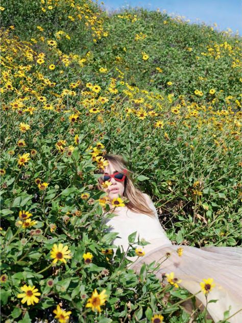 Photoshoot With Flowers, Amherst Massachusetts, Study Photography, Suki Waterhouse, Upstate Ny, English Actresses, Debut Album, In The Mountains, Vermont