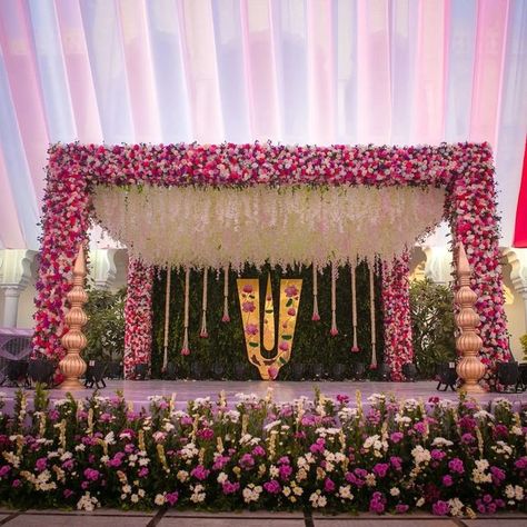 Telugu Mandap Decor, Telugu Wedding Stage Decoration, Telugu Wedding Decor, Telugu Engagement Decor, Telugu Wedding Mandap, Pelli Mandapam Decoration Telugu, Telugu Wedding Decoration, Kalyana Mandapam Decorations, Mandapam Decoration Marriage