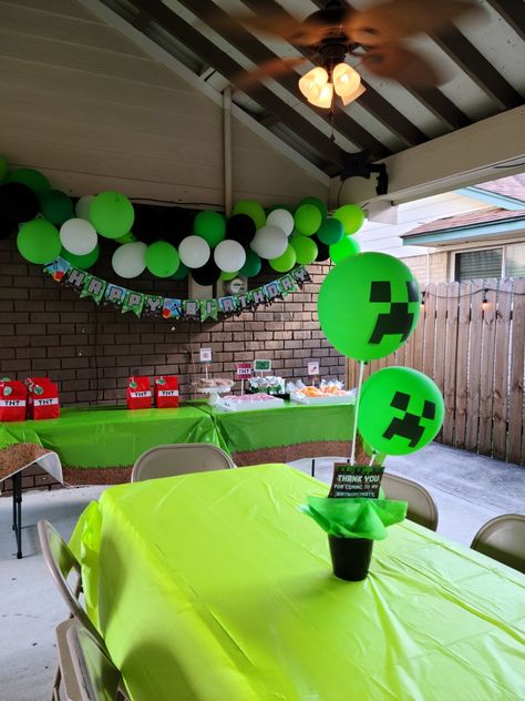 Minecraft Birthday Balloon Arch, Minecraft Birthday Party At The Park, Minecraft Birthday Balloons, Minecraft Pool Party, Minecraft Pool, Minecraft Backdrop Birthday, Diy Minecraft Birthday Party, Diy Minecraft, Minecraft Birthday Party