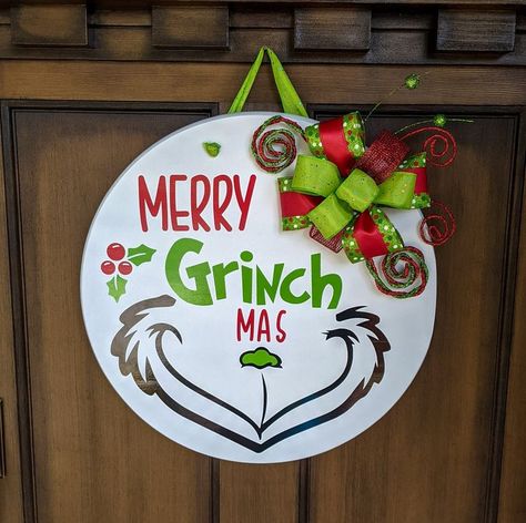 Grinch Merry Christmas, Round Door Signs, Door Rounds, Round Door Hangers, Round Wood Signs, Welcome Sign Christmas, Circle Signs, Christmas Door Hangers, Welcome Door Hanger