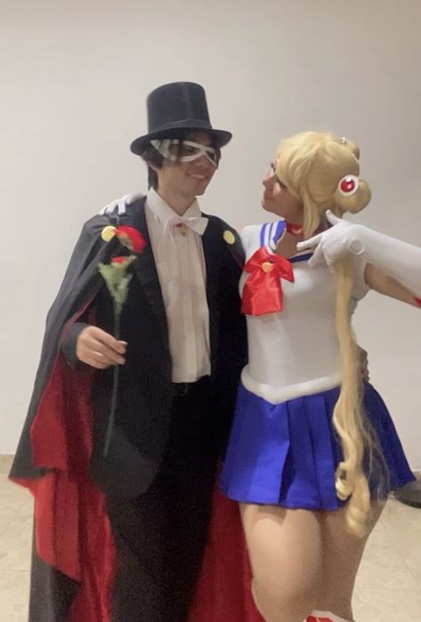 Cosplay sailor moon y toxedo mask Sailor Moon And Tuxedo Mask Costume, Disfraz Halloween Pareja Couple Costumes, Cute Couples Costumes, Couples Cosplay, Couple Cosplay, Family Cosplay, Halloween Couple, Couple Costumes, Tuxedo Mask