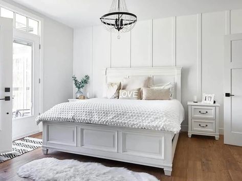 7+ Alluring Modern White Bedroom Ideas for a Farmhouse-Inspired Neutral Haven Elegant Farmhouse Bedroom, White Headboard Bedroom, Bohemian Chic Bedroom, Modern White Bedroom, White Sheepskin Rug, White Wall Bedroom, Modern Farmhouse Bedroom, Neutral Bedrooms, Chic Bedroom Decor