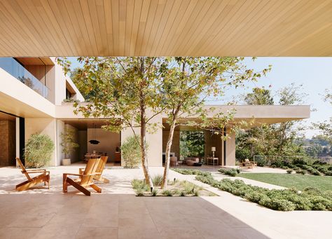 Mandeville Canyon by Walker Workshop | Global Interiors | est living Modern U Shaped House, Mandeville Canyon, L Shaped House, Pool Pavilion, American Farmhouse, Est Living, Casa Exterior, Residential Construction, International Design