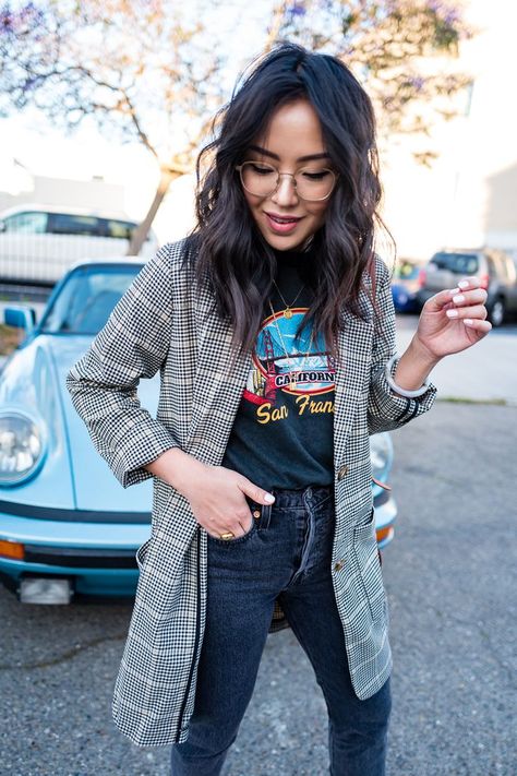 Graphic Tee Outfit Fall, Kate Ogata, Glasses Outfit, Look Office, Looks Pinterest, Graphic Tee Outfits, Look Rock, Outfit Jeans, Checked Blazer