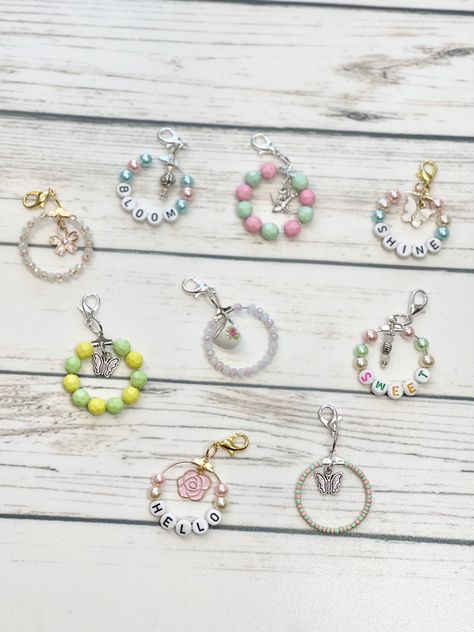 Beaded Pens Ideas, Pokey Tool, Diy Crafts For Teen Girls, Beaded Pens, Hoop Charms, Bead Charms Diy, Planner Charms, Beads Bracelet Design, Wine Glass Charms