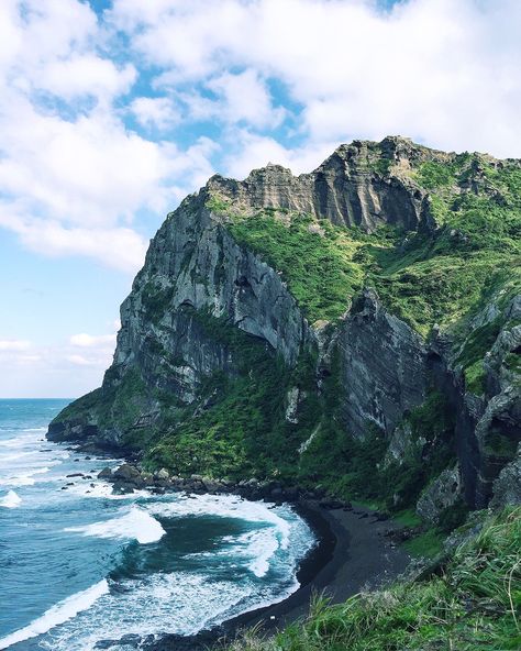 Jejudo Island, Black Sand Beaches, Waterfall Wallpaper, Volcanic Island, Express Bus, Holiday 2024, Bus Terminal, Travel Diaries, Jeju Island