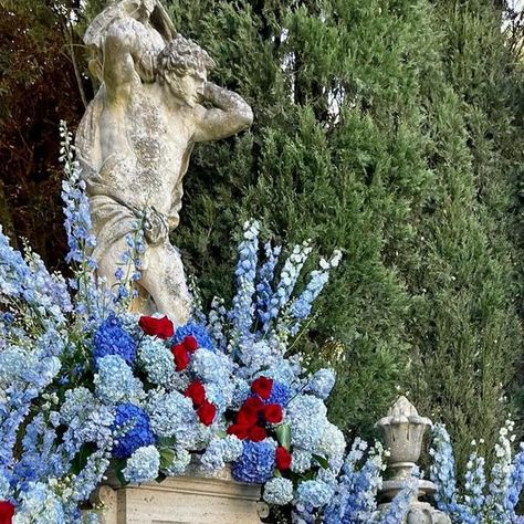 CREATIVE WEDDINGS & PARTIES on Instagram: "Glimpse of the latest wedding held at @lafoce. A blue concept with touches of red for our special Bride... Asian elements and lots of carefully selected details to personalise an already stunning property. Event design and production @designanarchystudio Flowers @tuscanyflowers Lights and audio @kaleydo.official Photo @davidbastianoni @alessiafrancophotographer Stationary @stationery_stories #weddingintuscany #weddingplanner #lafocewedding Light Blue And Red Wedding Theme, Light Blue And Red Wedding, Red Blue Wedding, Red And Blue Wedding, Blue Red Wedding, Amalfi Coast Wedding, Lake Como Wedding, Tuscany Wedding, Italy Wedding