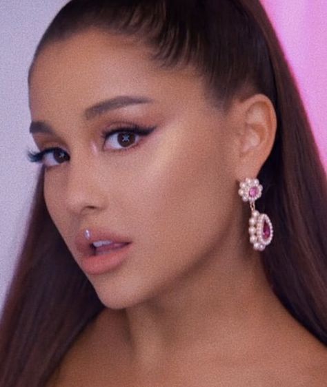 Ariana Grande “7 Rings” musicvideo Ariana Grande Twitter Header, Ariana Grande Twitter, Ariana Grande 7 Rings, Ring Icon, Ariana Grande Fans, Tiny Elephant, Ariana Grande Cute, Ariana Grande Style, Ariana Grande Photos