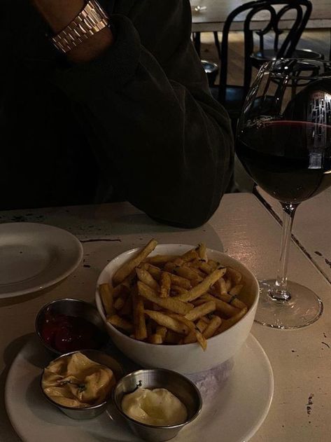 Fake Dates Snaps, Chef Bf Aesthetic, Couples Dating Aesthetic, Fake Date Pictures Dinner, Chef Boyfriend Aesthetic, Dinner Date Black Couple, Couples Date Aesthetic, Couple Dinner Aesthetic, Dinner Dates Aesthetic