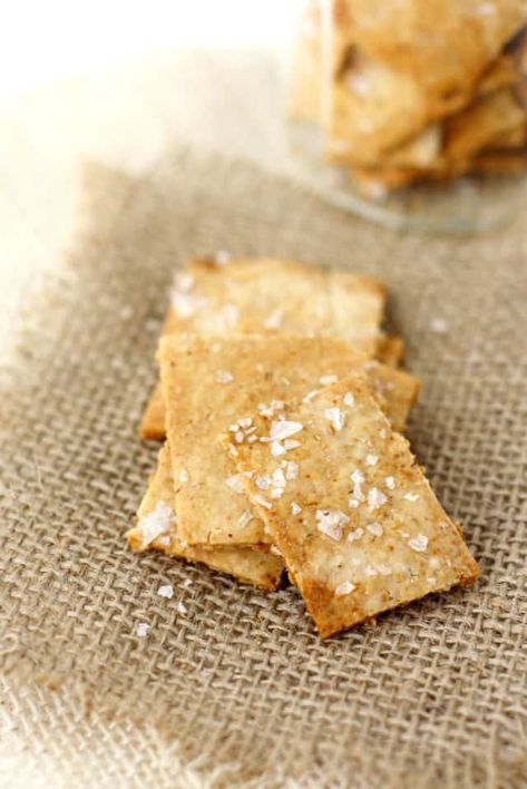 Homemade Wheat Crackers, Crackers Gluten Free, Gluten Free Cracker Recipe, Oat Crackers, Wheat Thins, Gluten Free Crackers, Vegan Oatmeal, Easy Oatmeal, Homemade Crackers