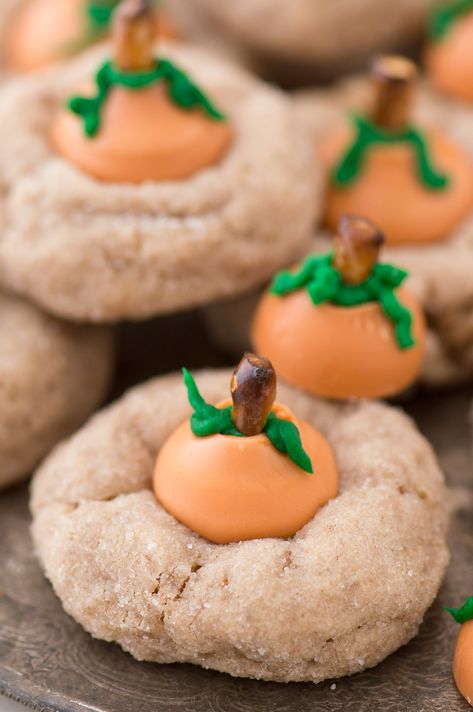 These are the most adorable fall cookies - pumpkin blossom cookies! A spice cookie with pumpkin spice hershey’s kisses turned into PUMPKINS! 2024 Cookies, Explosion Cake, Kiss Cookie Recipe, Autumn Desserts, Autumn Treats, Cookies Pumpkin, Seasonal Baking, Autumn Kitchen, Pumpkin Spice Cookies