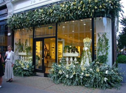 Sloane in bloom for Chelsea Fringe and RHS Chelsea Flower Show #AthenaeumUrbanGardenCompetition Floral Couture, Rhs Chelsea Flower Show, London Lifestyle, Chelsea Flower, Chelsea Flower Show, Window Displays, Jo Malone, Store Front, Flower Show