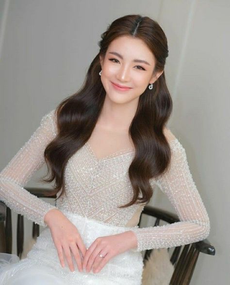 Bridal Hair And Makeup Asian, Party Hairdos For Medium Length Hair, Ao Dai Hair, Asian Bride Hairstyle, Korean Hairdo Wedding, Hair For Graduation Pictorial, Grad Pic Hairstyles, Korean Hairdo, Hairstyle For Graduation Pictorial