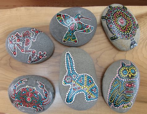 dot painted rocks Indigenous Rock Painting, Dot Painting On Rocks, Aboriginal Education, Story Stones, Triangle Art, Rock Painting Ideas Easy, Painted Stone, Art Rock, Rock Painting Designs