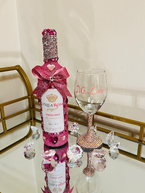 AlwaysBJeweled - Etsy Romania Wine Bottle Gift Ideas Birthday, Wine Bottle Gift Ideas, Bottle Gift Ideas, Baby Shower Bouquet, Alcohol Bottle Decorations, Bedazzled Bottle, Glitter Wine Bottles, Alcohol Bottle Crafts, Holiday Glassware