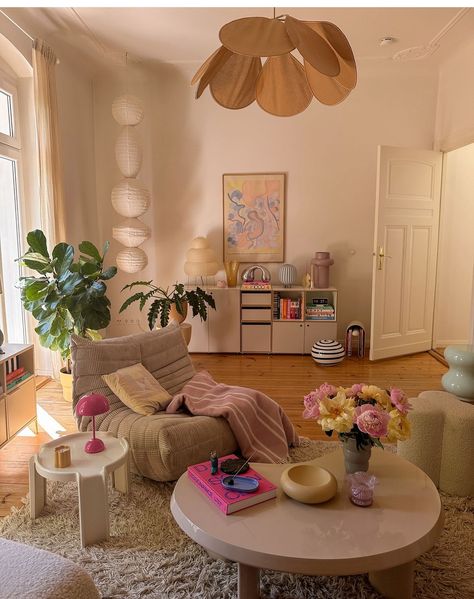 Student Room Aesthetic Ideas, Standard Apartment Decor, Pretty Living Room Aesthetic, Studio Appartement Aesthetic, Electric Room Aesthetic, Chill Apartment Vibes Living Room, 70s Interior Design Living Room, Colorful Minimalist Apartment, Appartment Interiors Aesthetic