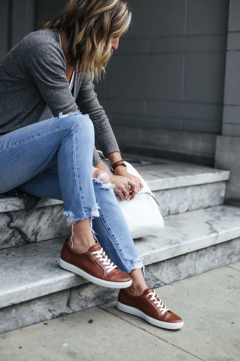 brown leather sneakers Leather Sneakers Women Outfits, Tan Shoes Outfit, Leather Shoes Outfit, Brown Shoes Outfit, Leather Sneakers Outfit, Brown Sneakers Women, Brown Casual Shoes, Sneakers Outfit Casual, Brown Leather Sneakers