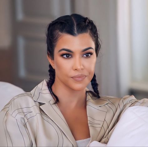 Kardashian Makeup Looks, Kourtney Kardashian Makeup, Brunette Black Hair, Kardashian Makeup, Minimal Makeup, Exotic Women, Keeping Up With The Kardashians, Kardashian Jenner, Natural Makeup Looks