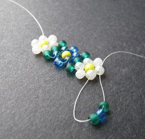 Beading tutorial: beaded daisy chain Bead Designs Pattern, Bead Daisy Chain, Seed Bead Tutorials, Motifs Perler, Beading Jewelery, Oita, Seed Bead Tutorial, Beading Tutorial, Beading Projects