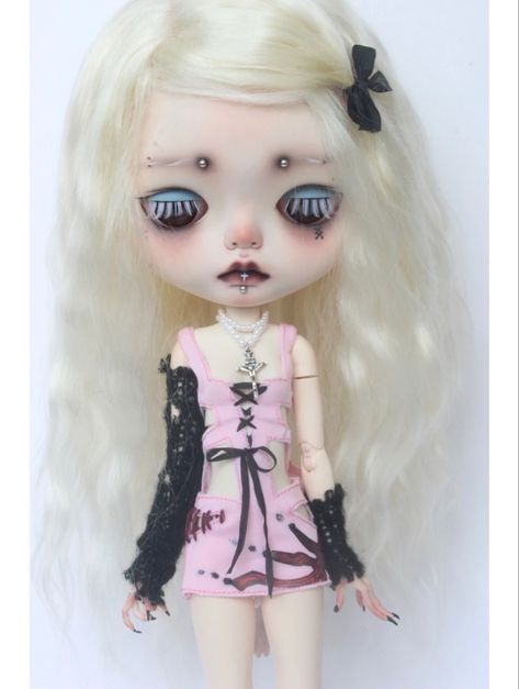 Blythe Doll Alt, Living Doll Aesthetic, Custom Blythe Dolls, Blythe Dolls Cute, Brown Hair Brown Eyes, Gothic Dolls, Doll Makeup, Living Dolls, Unique Dolls