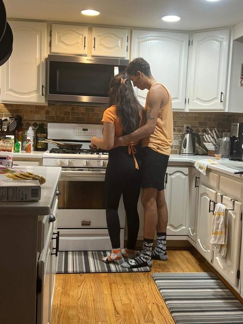 Cooking With Bf Aesthetic, Couples Baking Aethstetic, Couple Cooking Dinner Together, Cooking With Boyfriend Pictures, Cooking At Home Aesthetic Couple, Cooking With Your Boyfriend, Kitchen Romance Aesthetic, Cute Couple Baking, Cooking Aesthetic Couple