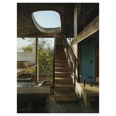 Gefällt 326 Mal, 3 Kommentare - Richard Petit (@the.archers.inc) auf Instagram: „Villa Shodhan (1951-1956) Le Corbusier, Ahmedabad, India. The commission was given to Le Corbusier…“ Villa Shodhan, Le Corbusier Architecture, Archi Design, Architecture History, Cob House, Brutalist Architecture, Ahmedabad, Modern Architecture, Home Projects